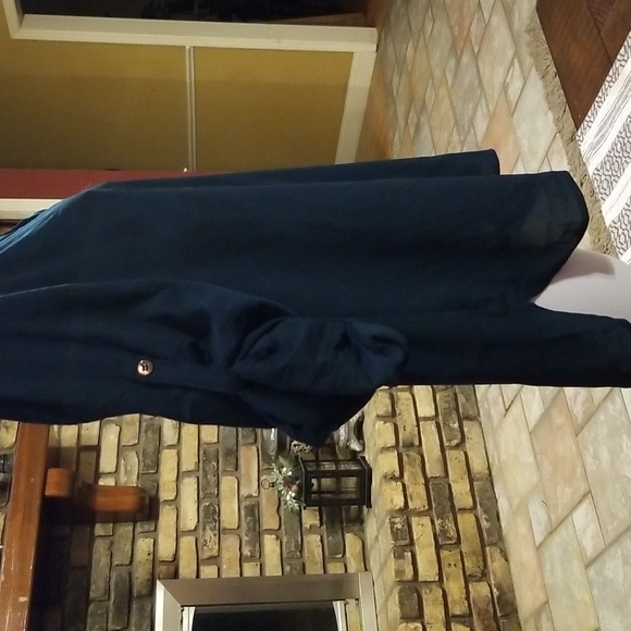 🌺NEW YORK & COMPANY V-neck- Roll-Sleeve Button-Down - Picture 5 of 12